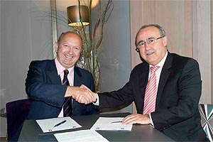 Philippe Gandet director general de Vatel Espaa y  Vicente Romero  presidente de AEDH  en la firma del Convenio