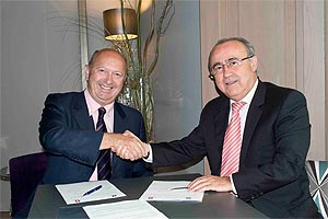 Philippe Gandet director general de Vatel España y Vicente Romero presidente de AEDH en la firma del Convenio