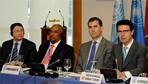 El ministro Soria acompañando al Príncipe Felipe en la 93ª reunión de la OMT