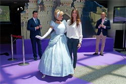 José Maria Hoyos , subdirectora general de Air Europa con la princesa Cenicienta