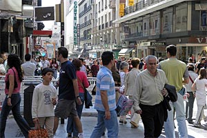 Turistas de compras  por  la calle Preciados de Madrid