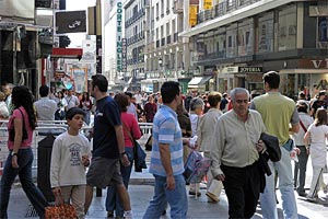 Turistas de compras por la calle Preciados de Madrid