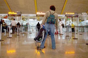 Control de pasaportes en la T4 de Madrid Baraja