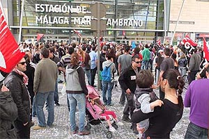 Pasajeros en espera por la huelga