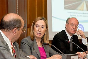 Ana Pastor, ministra de Fomento durante el encuentro, con José Luis Feito y Salvador Ordonez