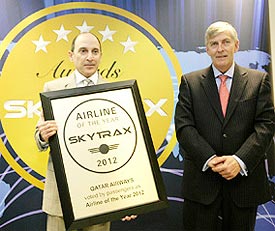 Akbar Al Baker, presidente Ejecutivo de Qatar recogiendo el premio