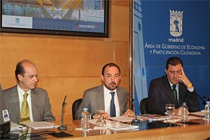 Miguel Angel Oleada, director del Aeropuerto Barajas y Miguel Angel Villanueva, vicealcalde de Madrid, en dicha reunión