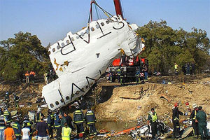 Restos del accidente de Spanair en Barajas en el  2008