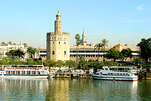 Vista del Guadalquivir y de la Torre del oro de Sevilla