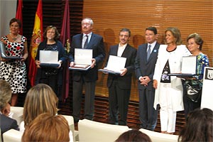 Los premiados posan con Ana Botella, la alcaldesa de Madrid