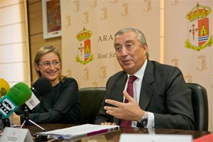 Maria José Martínez de a Fuente, alcaldesa de Arajuez y Julio Gómez-Pomar, presidente de RENFE, presentando el nuevo servicio turístico cultural a los medios de información