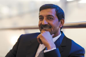 El jeque Ahmed bin Saeed Al Maktoum, presidente y máximo representante de la aerolínea Emirates y del Emirates Group