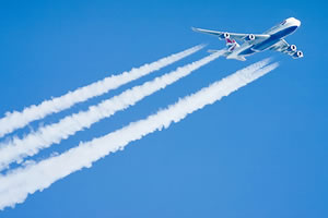 Boing 747 dejando estellas de vapor a gran altitud