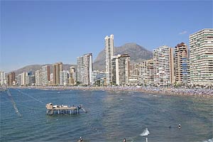 Turistas en la playa de Benidorm