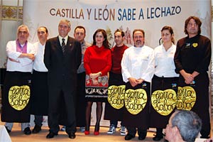 Silvia Clemente, consejera de Agricultura y Ganaderia, Alfonso Sanz, presidente El Lechazo de Castilla y León,posan con los cocineros