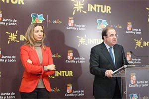 Juan Vicente Herrera, presidente y León y Alicia García, consejera de Cultura y Turismo de la junta de Castilla, durante la inauguración de Intur