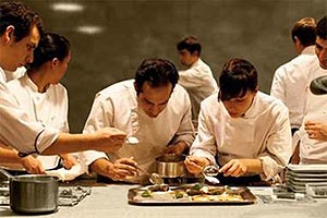 Los cocineros espaoles preparando  los platos ms representativos de la gastronoma espaola