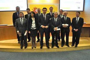 El ministro de Industria, Energía y Turismo, José Manuel Soria con los premiados