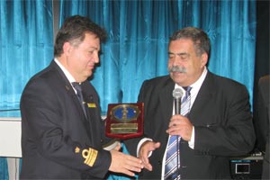 Pedro Rodríguez Zaragoza, director del puerto de Santa Cruz de Tenerife, le entrega la metopa al capitán del Costa Favolosa