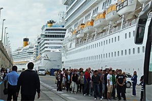 Una vista de los tres buques Costa Fortuna, Costa Luminosa y Costa Favolosa atracados en el puerto, entre los tres buques visitaron la ciudad unos 10.000 pasajeros