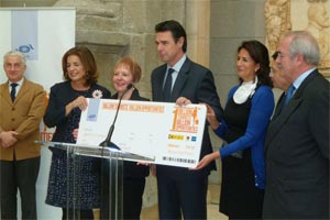Dalle Sheppard-Floyd recibe la distincin de La turista mil millones, entregada por el ministro, la secretaria de Estado de Turismo y la alcaldesa de Madrid