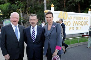 Wolfgang Kiessling, presidente de Loro parque, Paulino Rivero Beaute, presidente del Gobierno de Cananrias y Brigitte Kiessling