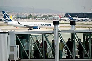 Pasajeros embarcando en la Terminal 1  aeropuerto El Prat, Barcelona