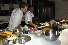 Fernando Parrilla, el chef desplazado a Madrid  para la degustacin de gastronoma con motivo de Fitur, elaborando los tpicos platos del pas