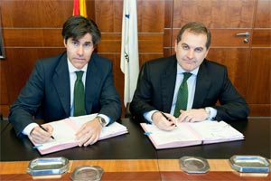 El presidente de Aena, José Manuel Vargas (dcha), y el consejero delegado de World Duty Free Group, José María Palencia (izq), en el momento de la firma del contrato realizada el pasado día 14 de febrero
