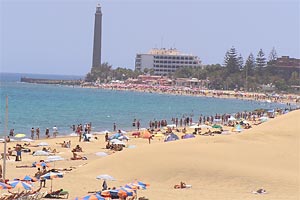 La playa de Mas Palomas en Gran Canarias, con turistas en el mes de enero