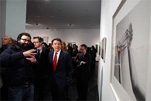 El presidente de la Comunidad de Madrid, Ignacio González recorriendo la exposición de la CA2M.