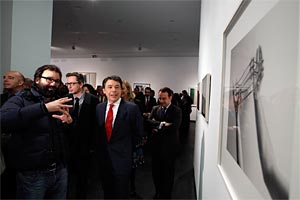 El presidente de la Comunidad de Madrid, Ignacio Gonzlez recorriendo la exposicin de  la CA2M.