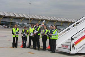 Personal de Iberia especializados en estos sistemas, presentando los equipos de gestión aeroportuarias