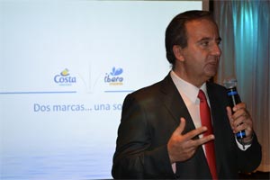 Bernardo Echevarria, vicepresidente de Costa Cruceros e Iberocruceros España en el acto de la entrega de premios