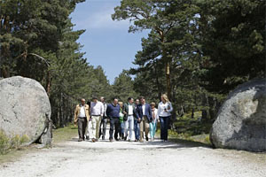 El presidente regional durante la visita al Parque de Guadarrama, en Cercedilla