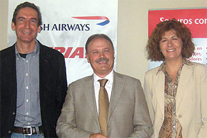 Rafa Serra, presidente de UCAVE, Víctor Moneo, director de ventas para España de Iberia y Elisa Martínez, directora travel de AON Affinity