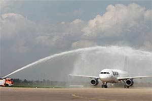 Bautizo del avin de Spanair al tomar tierra en el aeropuerto de  Zagreb