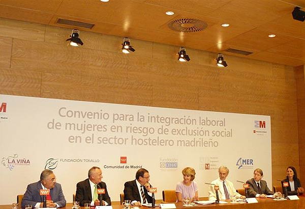 En la imagen: de izquierda a derecha: Toms Gutirrez, presidente de la Asociacin Empresarial de Hostelera de la Comunidad de Madrid (La Via); Jess Gatell, presidente de la Asociacin Empresarial Hotelera de Madrid (AEHM); Juan Molas, presidente de la Fundacin CEHAT; Esperanza Aguirre, presidenta de la Comunidad de Madrid; Javier Lantero, presidente de la Fundacin Tomillo; Rafael Andrs, presidente de la Asociacin Madrilea de Empresas de Restauracin (AMER); y Paloma Adrados, consejera de Empleo, Mujer e Inmigracin