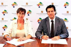 La presidenta de la Agencia de Turismo de Islas Baleares, Joana María Barceló, y el subdirector general de Air Europa, Chema Hoyos